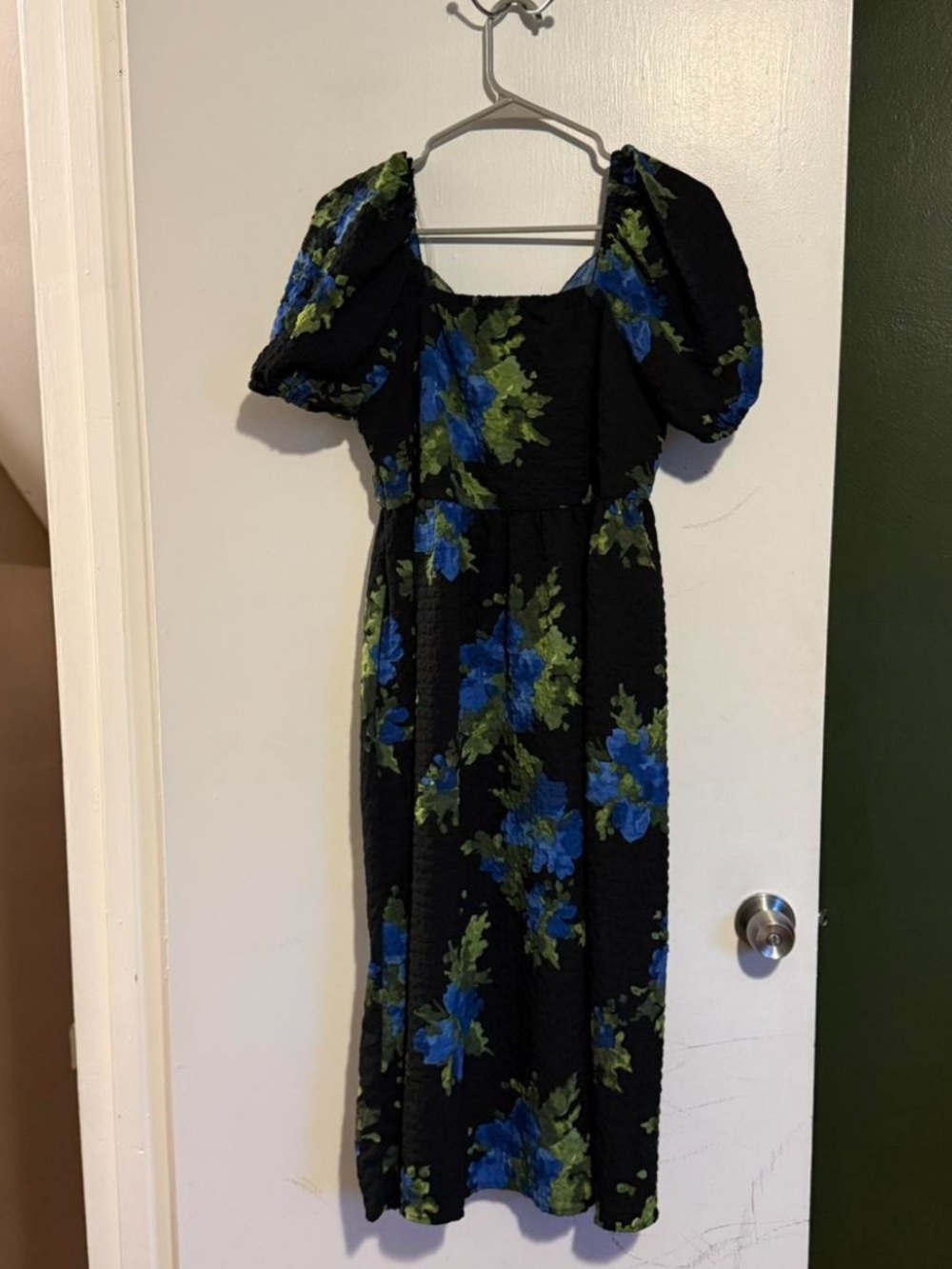 Time and tru black and blue floral puff sleeve tiered midi dress lightweight
